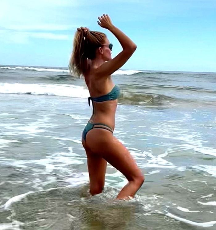 Esther Cañadas en la playa