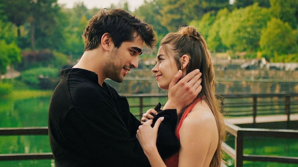 Desde el comienzo de la serie se ha hablado de una relación entre Afra y su compañero, Mert Ramazan Demir