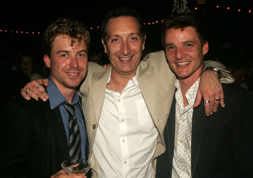 Pedro Pascal (derecha), junto al director Moisés Kaufman y el actor Lucas Near-Verbrugghe, en la fiesta posterior al estreno de Macbeth en el ciclo "Shakespeare in the Park", celebrada en el castillo Belvedere de Central Park en 2006