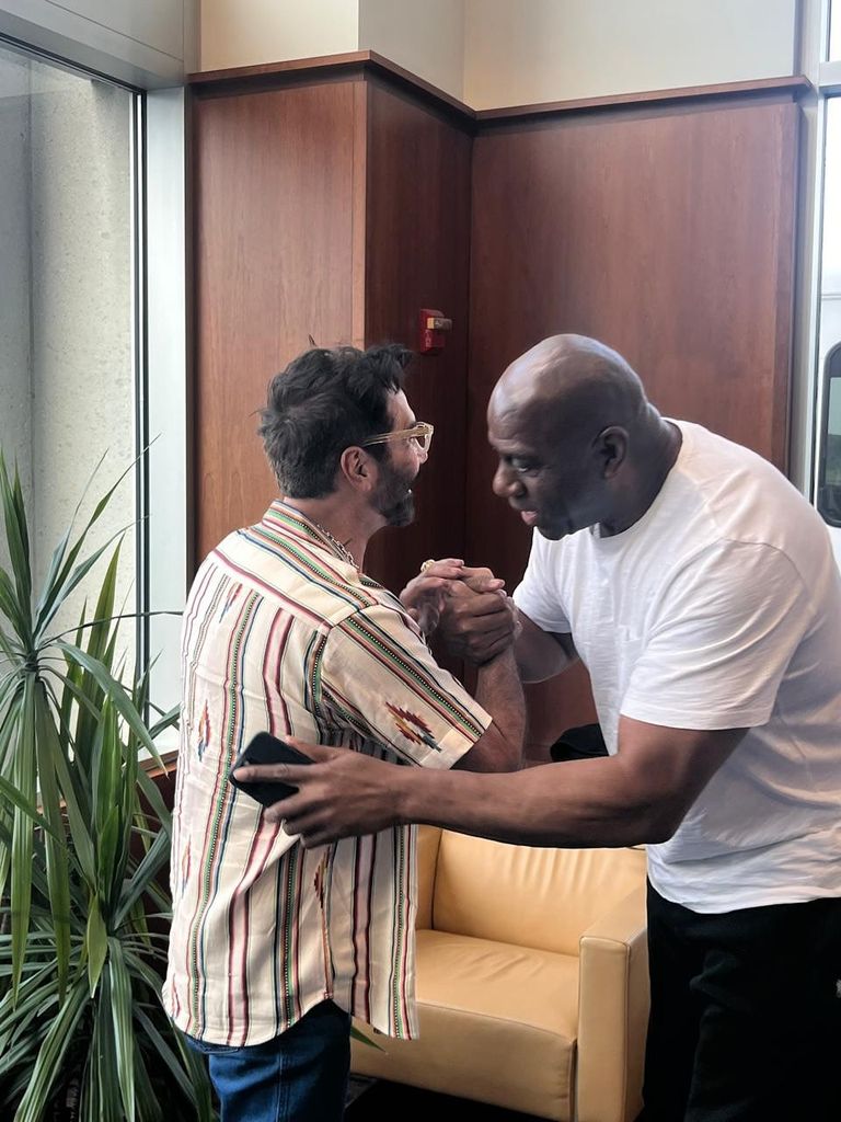 El cantante y el exbasquetbolista se saludaron amistosamente.