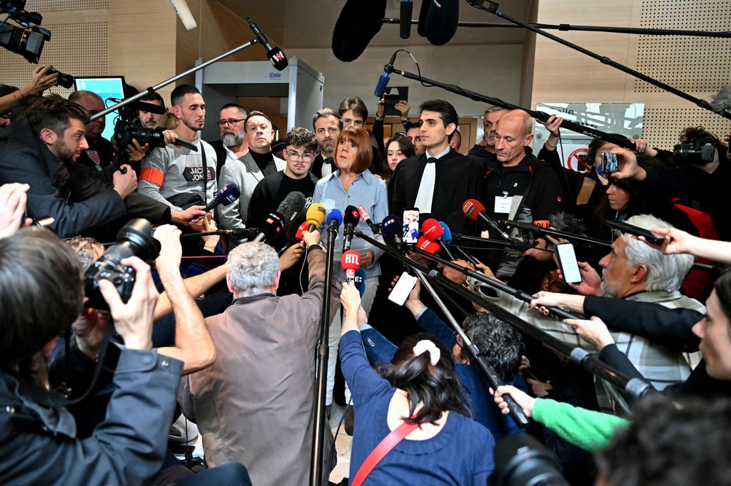 Gisèle Pelicot, acompañada por uno de sus nietos, Nathan, se dirige a la prensa al salir del tribunal tras escuchar el veredicto que condenó a su exmarido a la pena máxima de 20 años de prisión por cometer y organizar sus violaciones masivas con decenas de desconocidos que reclutó en línea, en Avignon el 19 de diciembre de 2024.