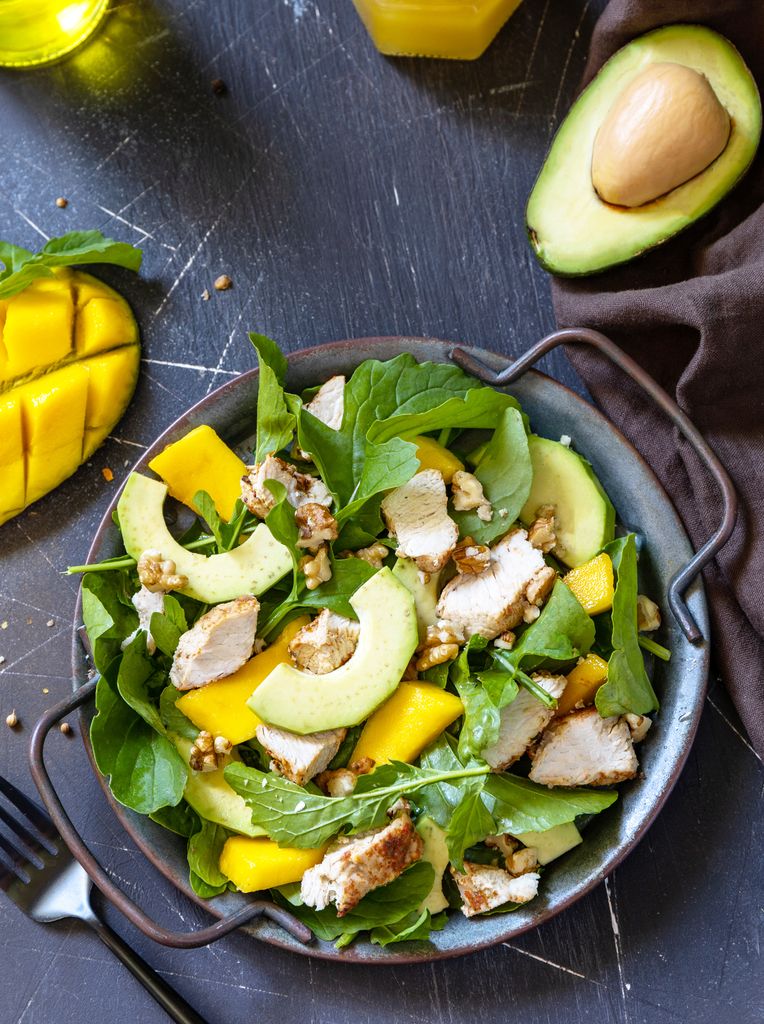 Ensalada de aguacate, mango y pollo.
