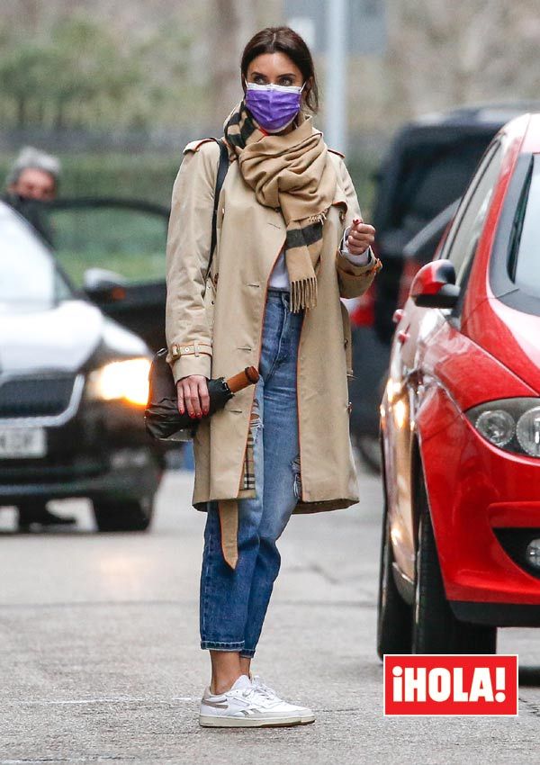 Pilar Rubio con gabardina y vaqueros