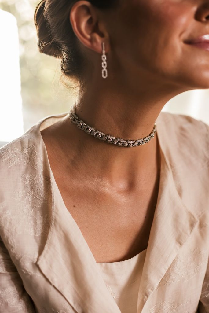 Novia con choker