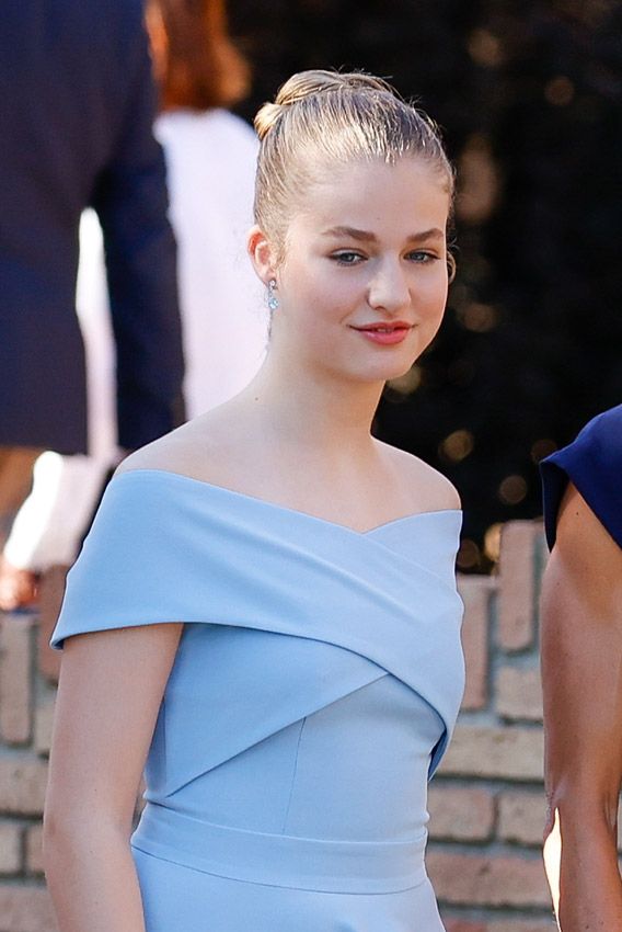 La princesa Leonor con vestido azul y moño de bailarina