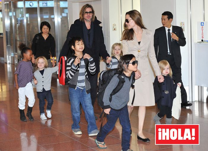 Angelina y Brad Pitt junto a sus seis hijos 