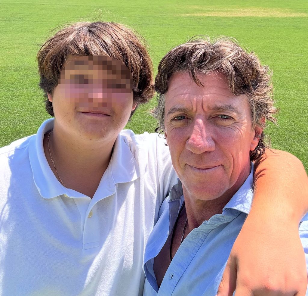 Padre e hijo este verano en el campo del Club Deportivo Badajoz