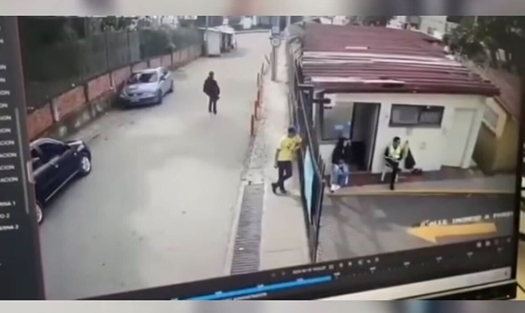 Este es un fragmento del video que corre en las redes, donde se aprecia a Cubillos, vestido de negro, volteando hacia la reja donde estaba recargado uno de los integrantes de la producción, al que posteriormente atacó.