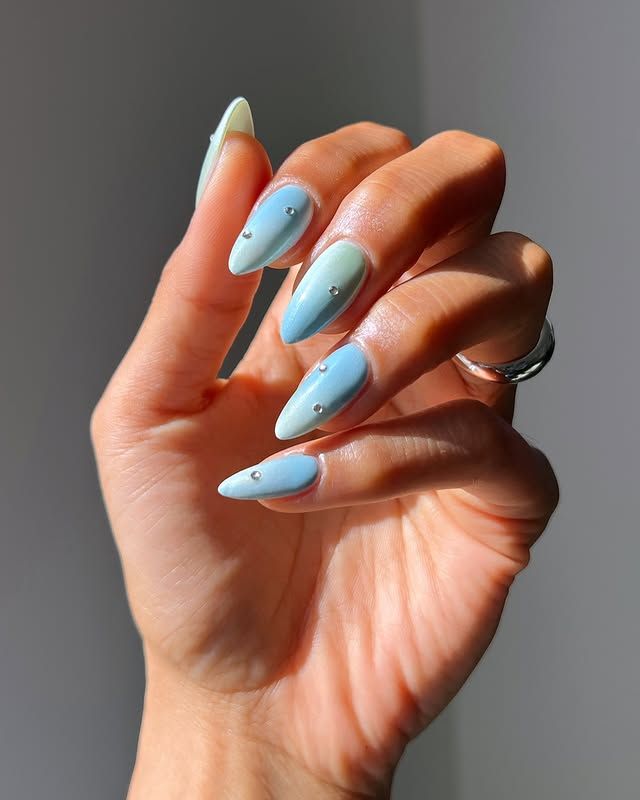 Manicura azul con brillos