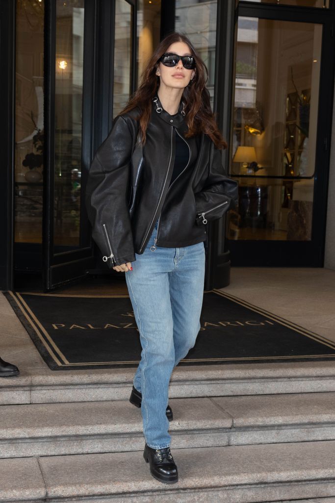 La modelo y actriz optó por un 'look' casual y 'chic'.