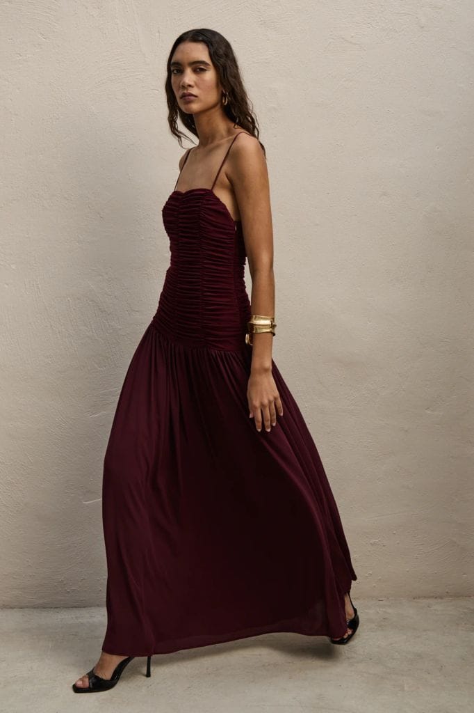 Looks de invitada para bajitas fruncido