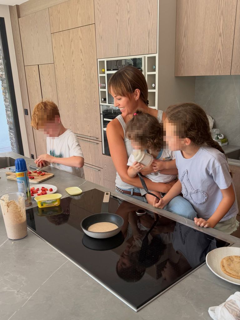 Helen Lindes preparando el desayuno con sus tres hijos