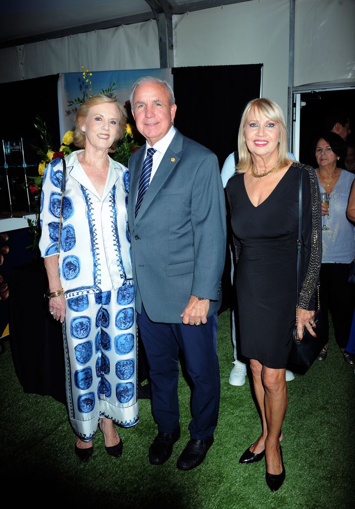 Congresista Carlos Gimenez junto a su esposa y su hermana