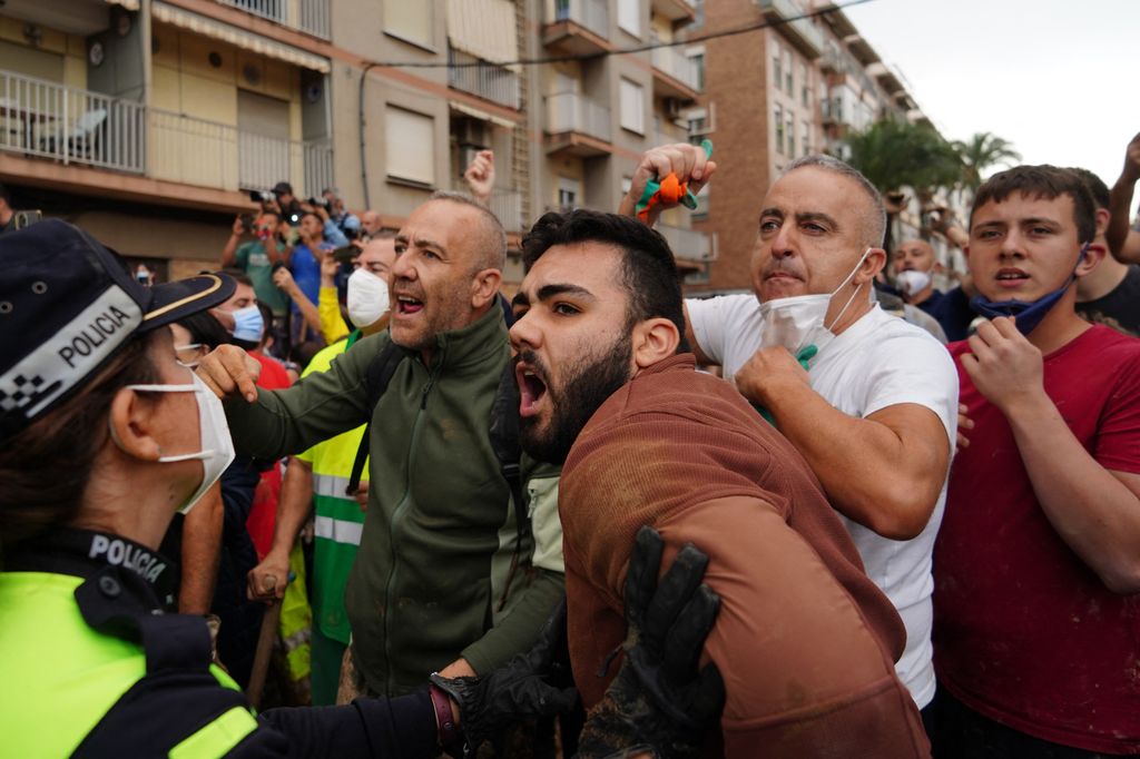 Vecinos afectados por la DANA en Paiporta protestando en la visita de los reyes