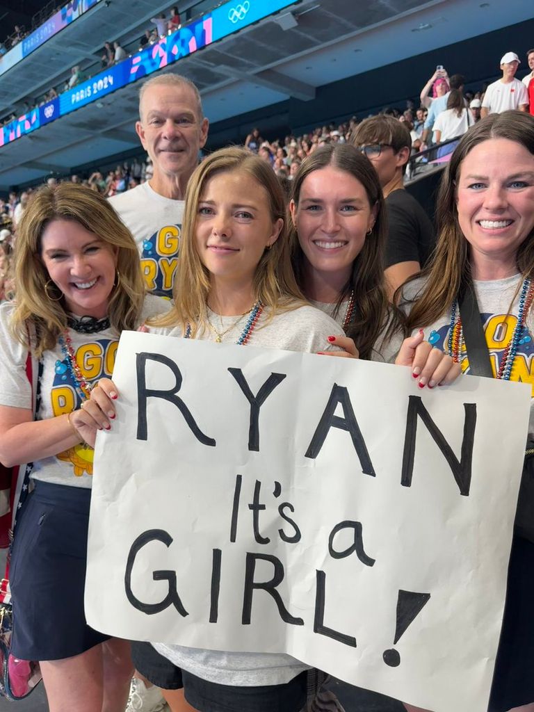 Bridget Konttinen junto a sus conocidos sosteniendo la pancarta "Ryan es una niña"
