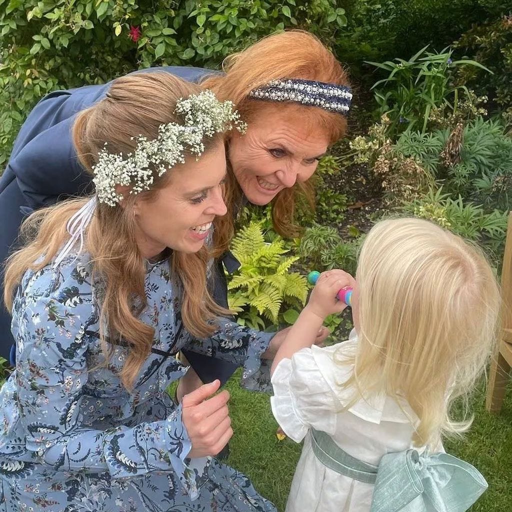 Sarah Ferguson, con su hija Beatriz y su nieta Sienna