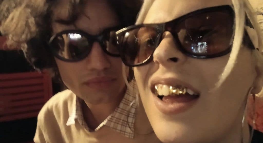 La fotografía de la joven pareja posando juntos