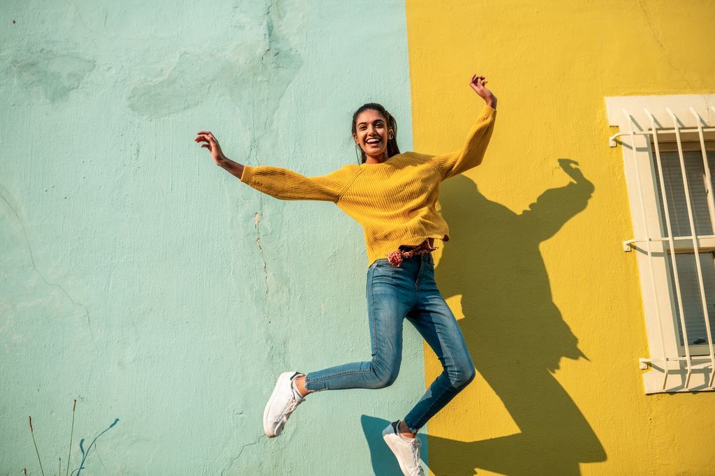 mujer feliz saltando 
