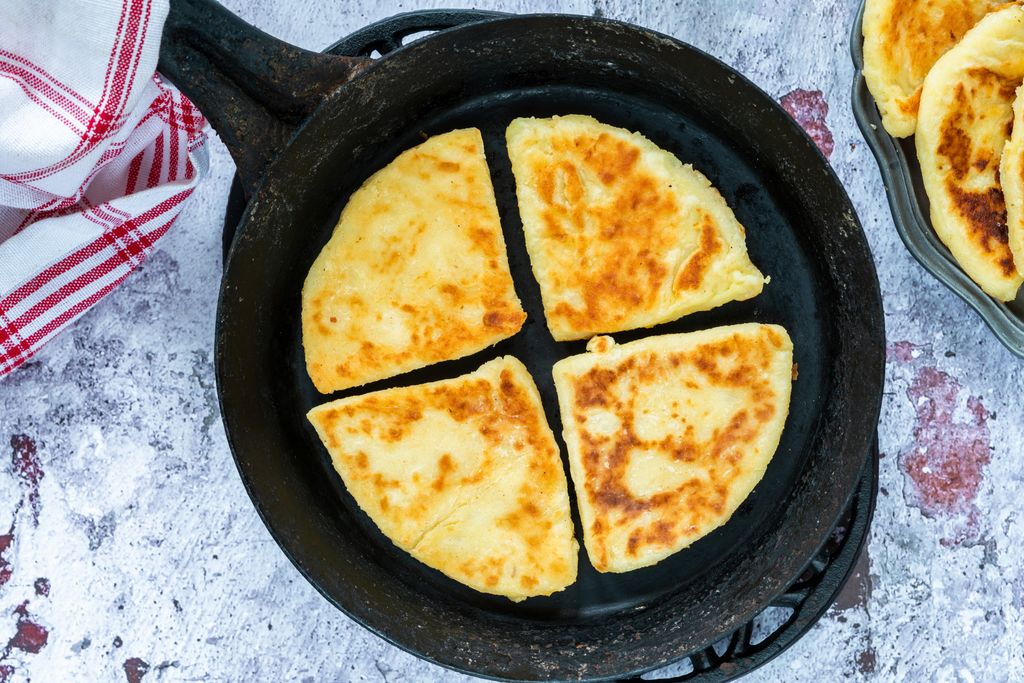 Estas tortitas se cocinan en sartén o plancha. 
