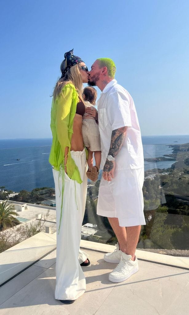 J Balvin y Valentina Ferrer celebran a su hijo Río