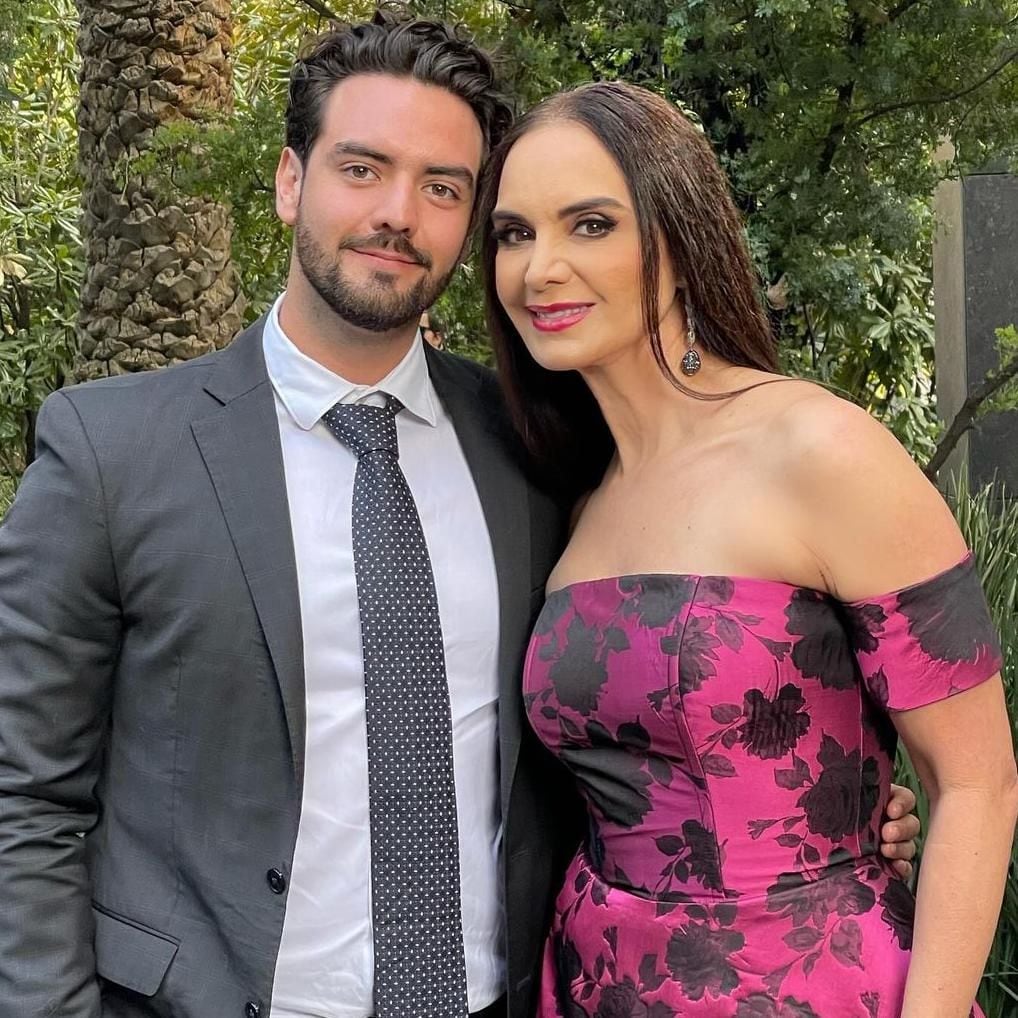 Lupita Jones y su hijo Simón Charaf
