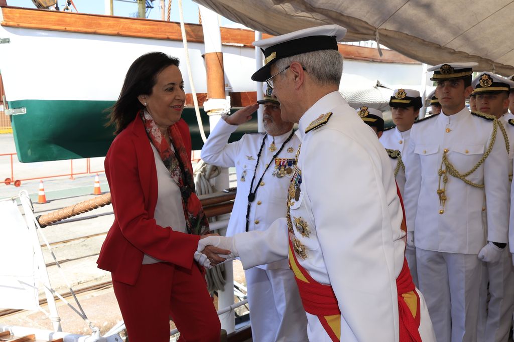 Margarita Robles en Montevideo con el buque Juan Sebastian Elcano
