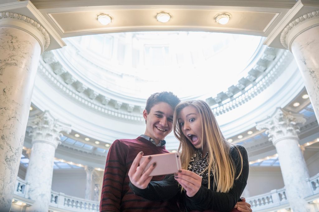 Adolescentes haciéndose un selfi en un monumento