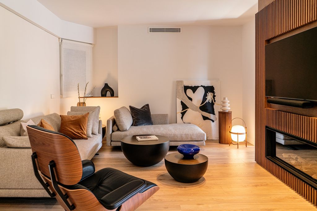 Salón moderno con mueble de salón de madera. 