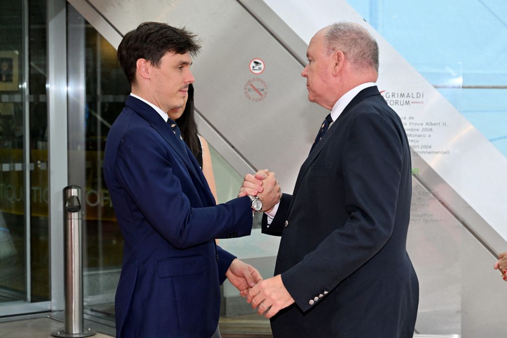 El príncipe Alberto de Mónaco saludando a su sobrino Louis Ducruet en la inauguración de la exposición "Mónaco y el Automóvil, de 1893 a nuestros días" el 30 de junio de 2026 en el Grimaldi Forum Monaco
