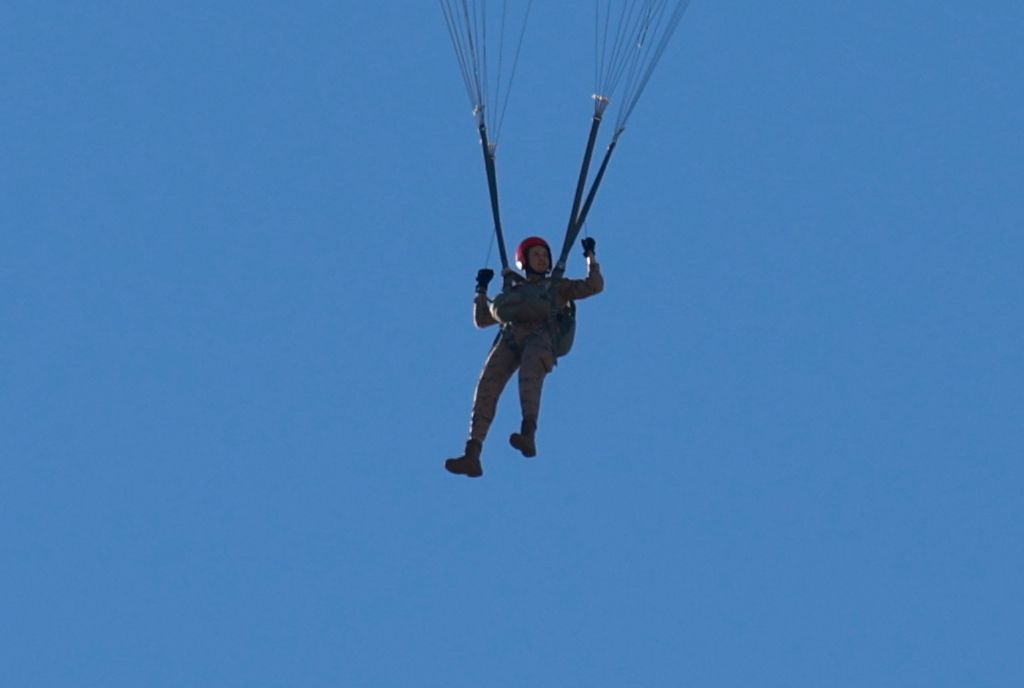 La princesa Leonor en La princesa Leonor en pleno salto en paracaídassalto en paracaídas
