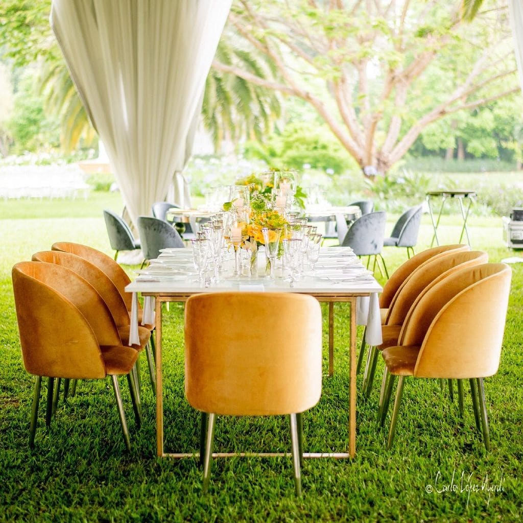 Decoración de bodas en amarillo sillas