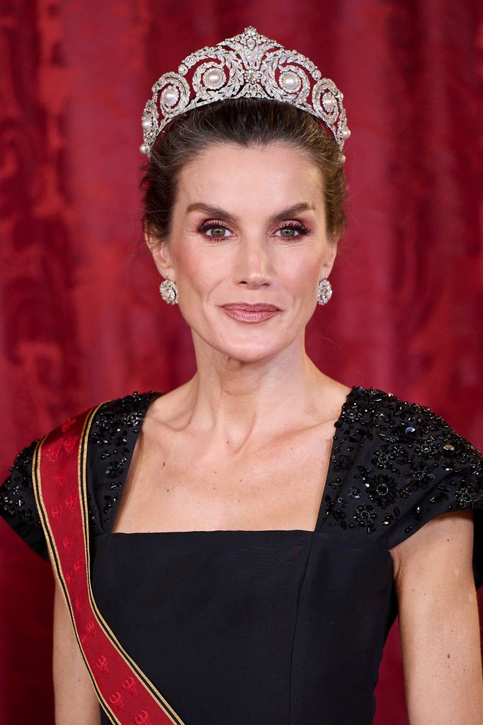La reina Letizia con la tiara Cartier en una cena de gala en el Palacio Real de Madrid.
