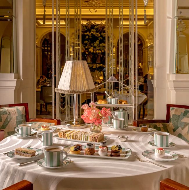 Cada vez que viaja a Londres, Damon visita con sus hijas Claridge's, el legendario hotel de lujo de Mayfair, famoso por su 'Afternoon tea'.
