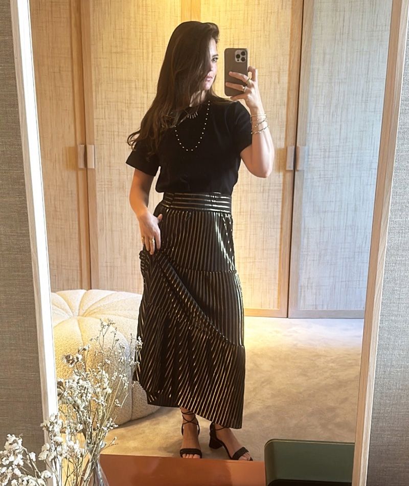 Isabell Junot con falda de invitada y camiseta básica