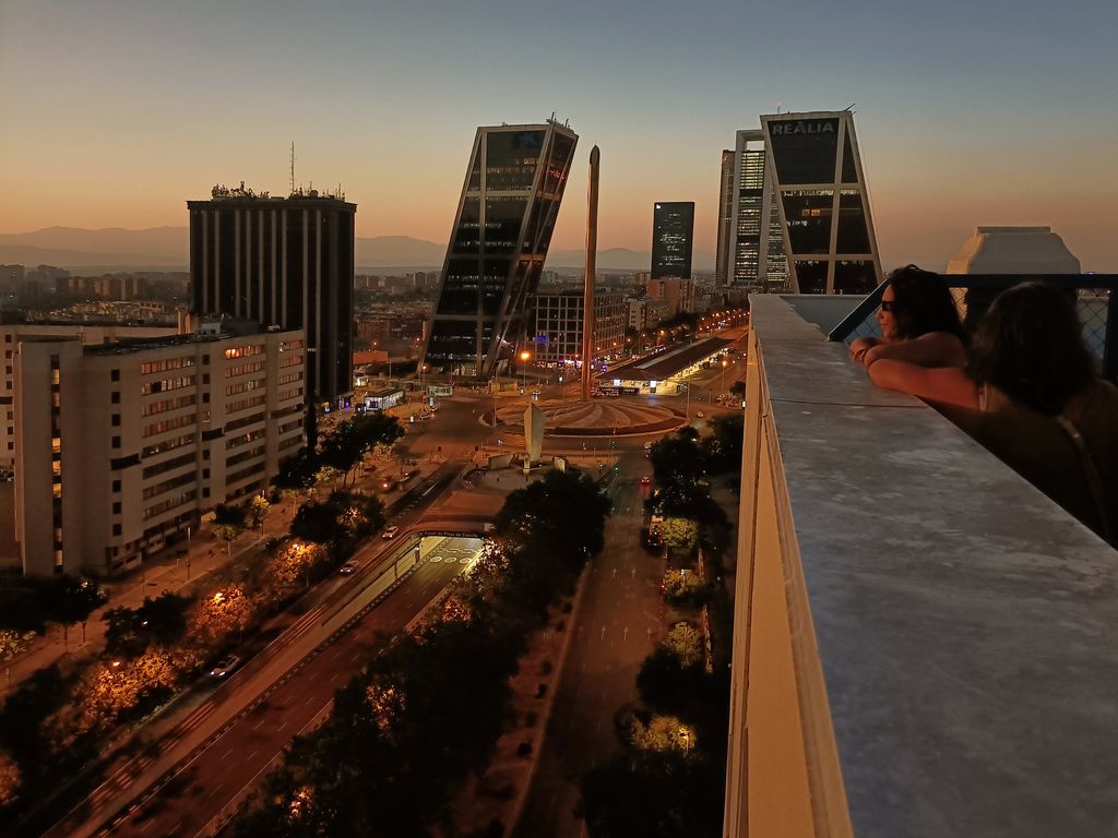 Desde las alturas, las Cuatro Torres y el Obelisco de Calatrava protagonizan esta insólita panorámica de Madrid