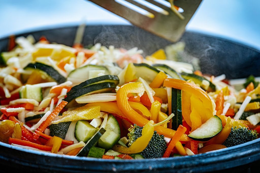 Saltea las verduras a fuego alto para que pierdan su agua y mantengan una textura firme.