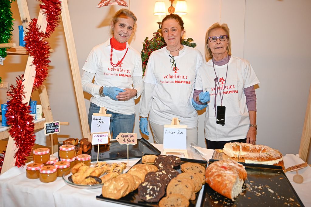 La Infanta Elena en el Mercadillo Solidario de Mapfre a 14 de diciembre de 2025 en Madrid