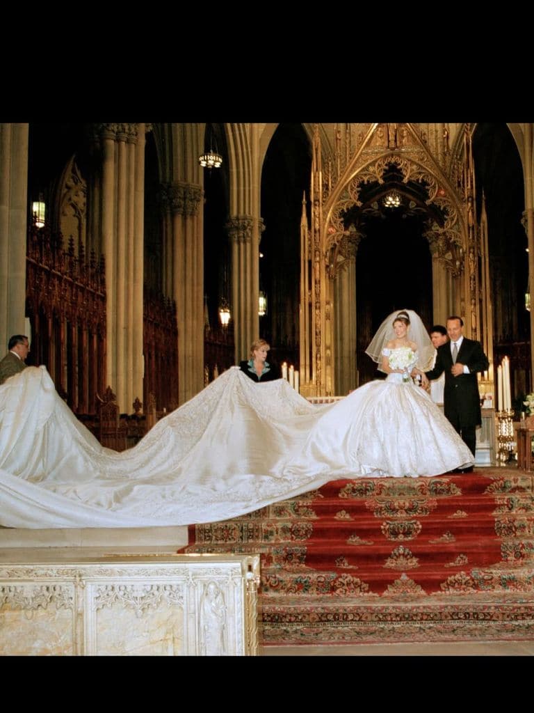 Thalía llevó un vestido con 17 metros de cola