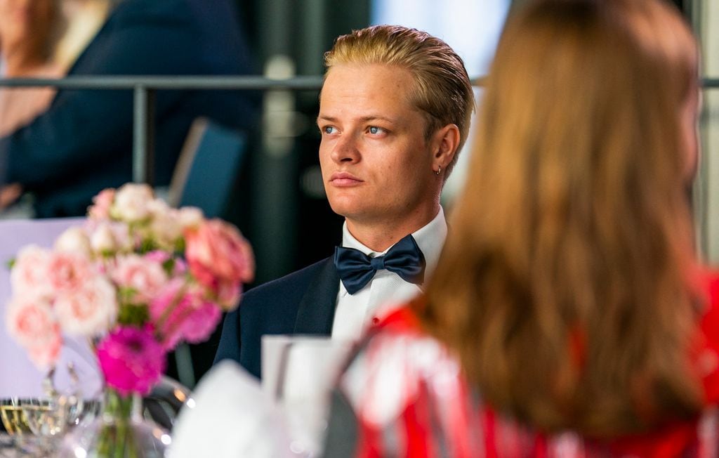 Plano medio de Marius Borg sentado en un evento