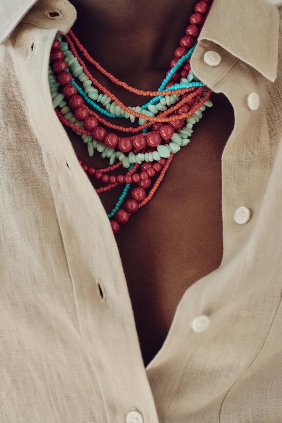 Collar múltiple con aplicación de piedras y abalorios a color