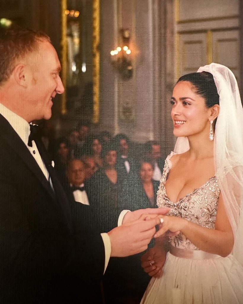En abril de 2024, Salma Hayek compartió esta foto de su su álbum de bodas.