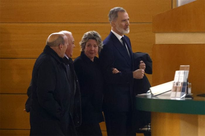 Simoneta Gómez-Acebo camina del brazo de don Felipe