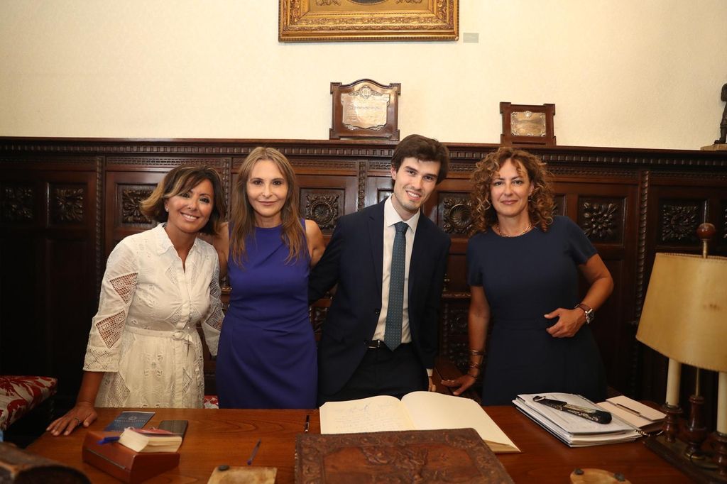 Sonsoles, Fernando y Cristina Ónega junto a Ángela Rodrigo en un encuentro privado previo al acto