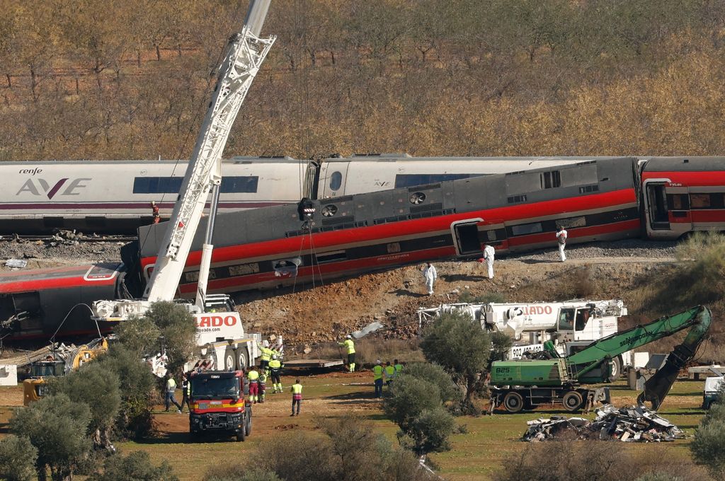 Grúas de gran tonelaje son utilizadas para retirar los vagones siniestrados en el lugar de una colisión entre dos trenes de alta velocidad —un AVE de Renfe y un tren de Iryo—, a unos 150 km al sur de Madrid, entre Urda y Los Yébenes (provincia de Toledo), un día después del accidente ocurrido el 29 de octubre de 2026.