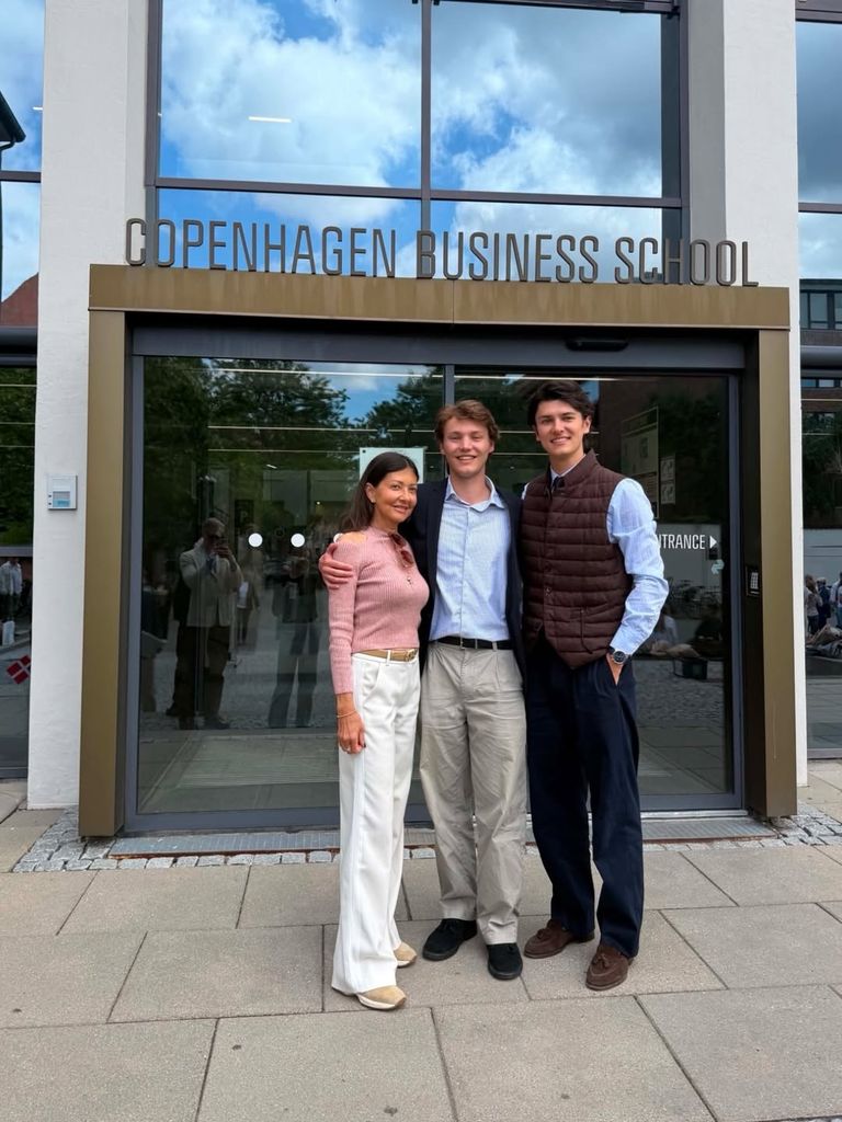 Alexandra junto a sus dos hijos, Nicolás y Félix