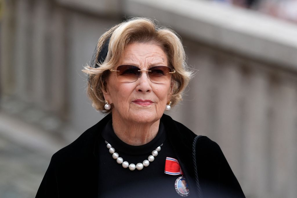 La reina Sonia de Noruega llega al Parlamento, el Storting, en Oslo, antes del inicio de la ceremonia de juramento de su hijo, el rey Haakon VIII, ante la Constitución, el 1 de septiembre de 2026. Haakon VIII se convirtió en rey tras el fallecimiento de su padre, Harald V, el 28 de agosto a los 89 años
