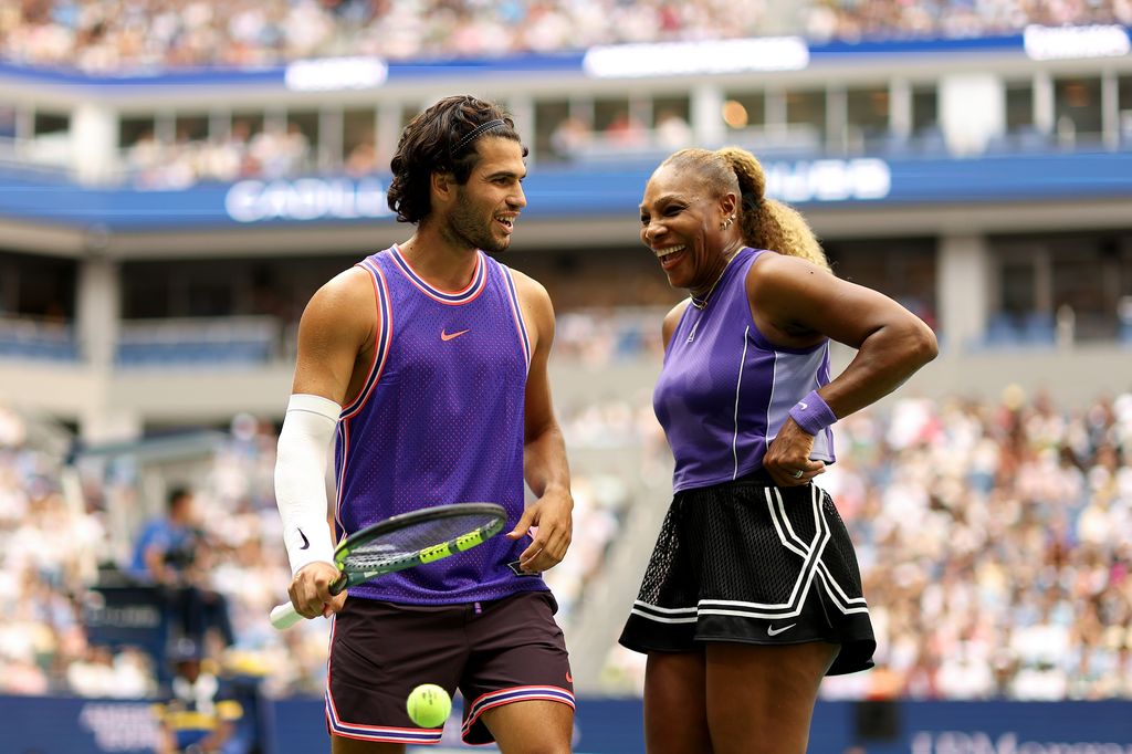 Carlos Alcaraz y Serena Williams en un torneo de dobles en Nueva York previo al inicio del US Open. 