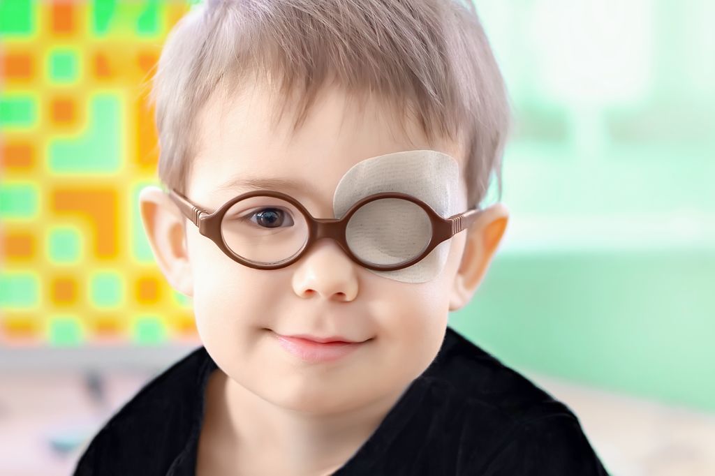 Niño con ojo vago con parche en el ojo