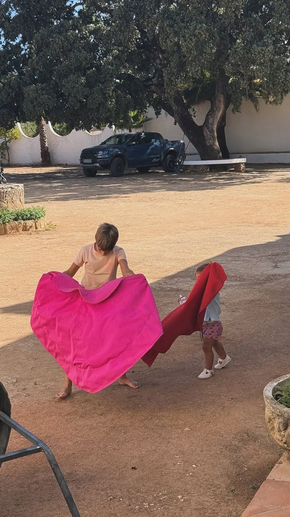 Curro y Nicolás, hijos de Fran Rivera y Lourdes Montes, toreando en El recreo de San Cayetano, en Ronda, Málaga