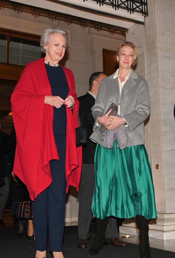 Princesa Benedicta de Dinamarca con la princesa Alexandra de Sayn-Wittgenstein-Berleburg en la preboda de Nicolás de Grecia